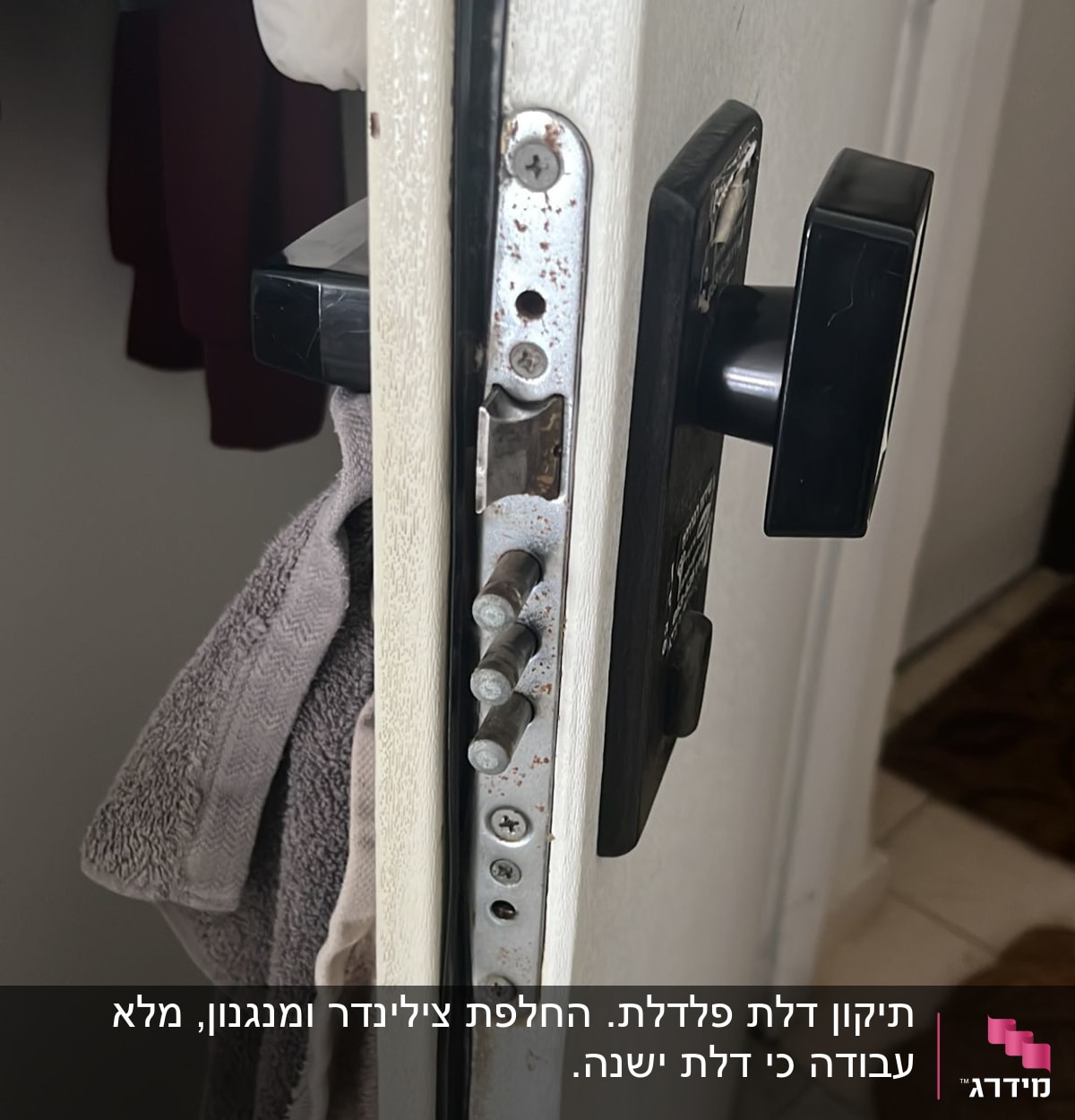 מנעול דלת עם בריחים ומנגנון נעילה